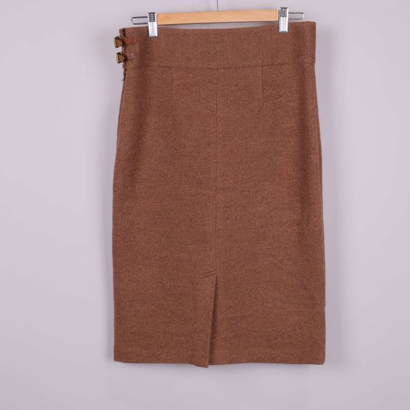 Baksidan av brun kjol med slits nedtill
