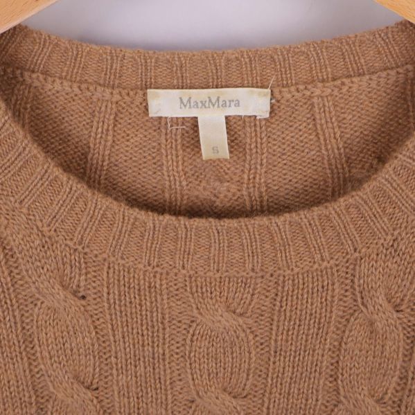 Närbild på Max Mara etikett i halsen