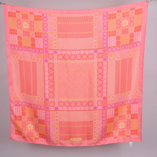 Stor fyrkantig scarf med geometriskt mönster i rosa och orange