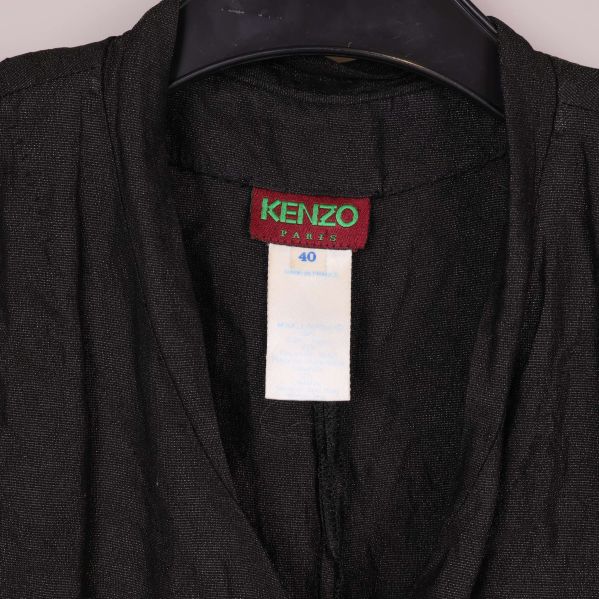 Närbild på Kenzo-märkning i halsen