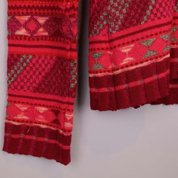Nederkant och ärmslut på koftan med ribbade detaljer
