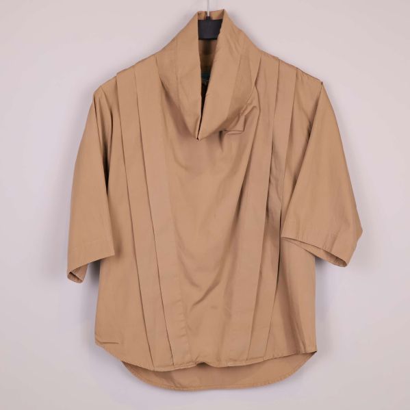 Beige blus med stor krage och vid passform framifrån