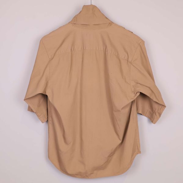Baksidan av beige blus med halvlånga ärmar