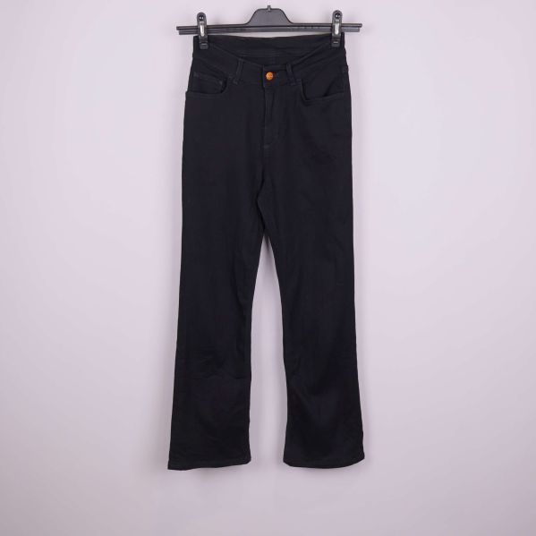 Svarta jeans framifrån på galge