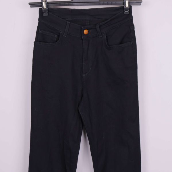 Närbild midja och framfickor på jeans