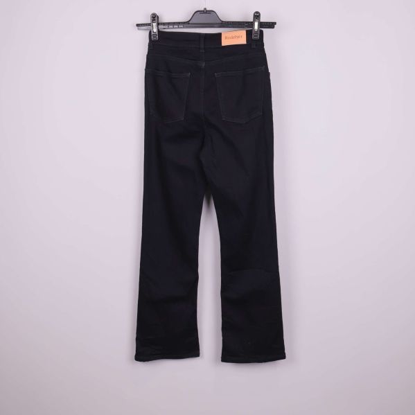 Svarta jeans bakifrån med lädermärke