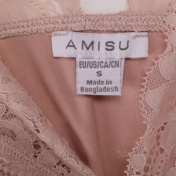 Närbild på etikett med Amisu och storlek S