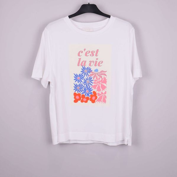 Vit t-shirt med blommor och text framtill