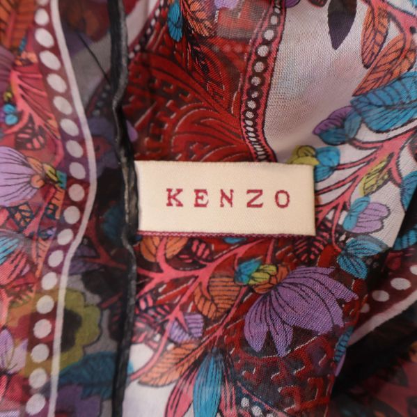 Kenzo-märkeslapp på scarfens insida, omgiven av färgglada blommor