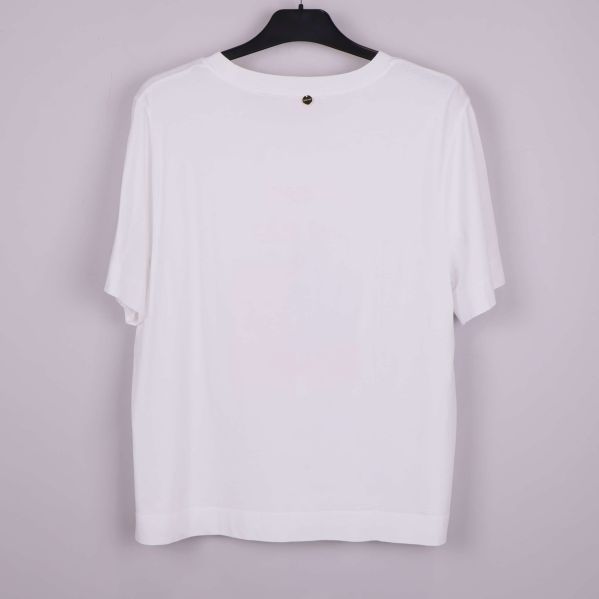 Baksida av vit t-shirt på galge