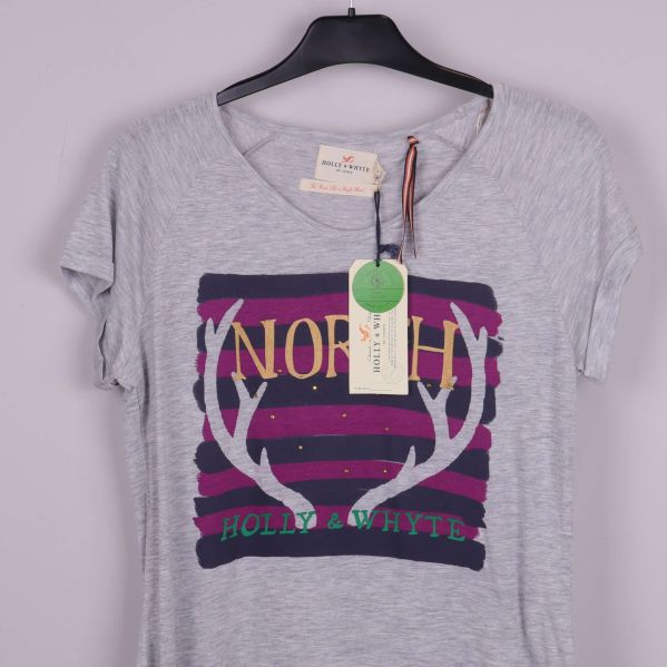 Närbild på trycket med horn och text på t-shirtens framsida