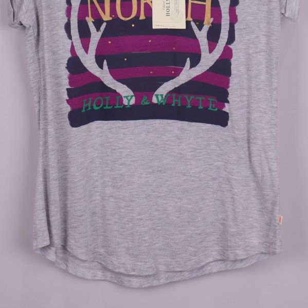 Nederdelen av grå t-shirt med lätt rundad fåll