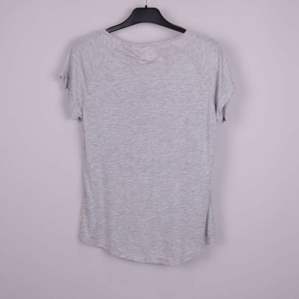 Baksida av grå t-shirt utan tryck