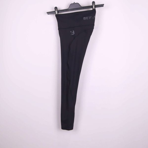 Ett par svarta tights på galge mot vit bakgrund