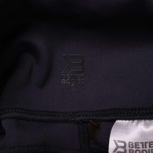 Närbild på Better Bodies-logotyp i midjan på tightsen