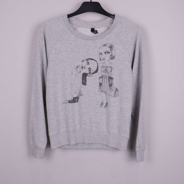 Grå sweatshirt med grafiskt illustrerat tryck framtill