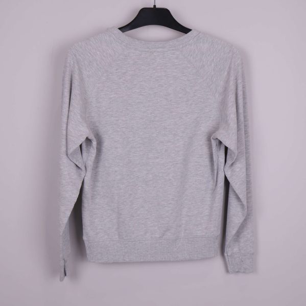 Baksida av grå sweatshirt i enkel design