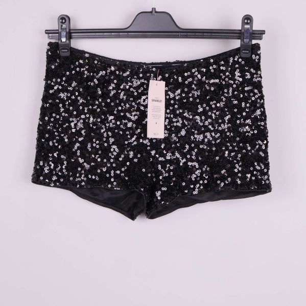 Framsida av svarta shorts täckta med paljetter