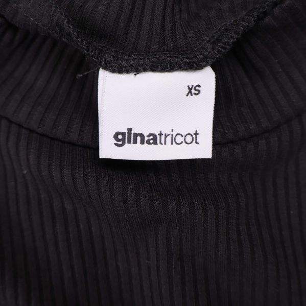 Etikett med gina tricot logga och storleken XS