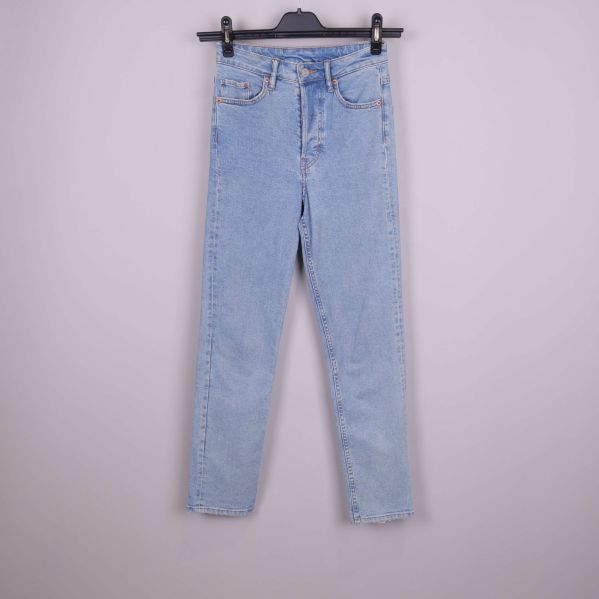 Ljusblå jeans med smal passform framifrån