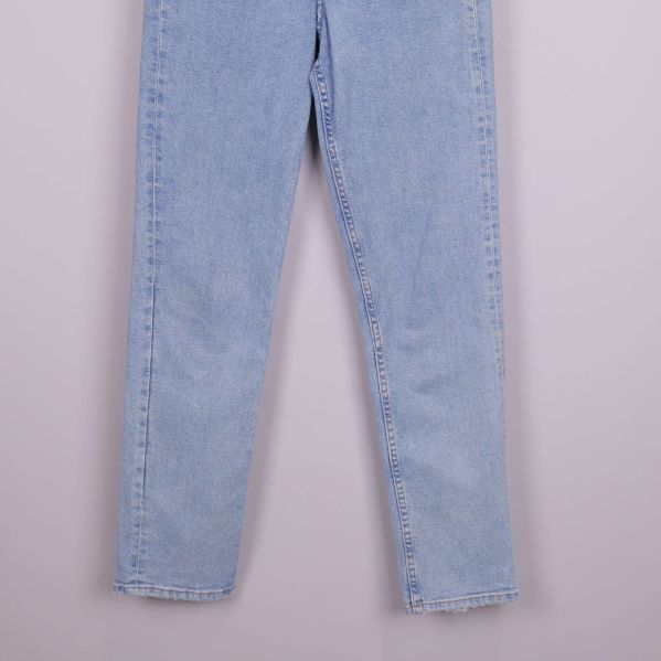 Nedre delen av ben på ljusblå jeans