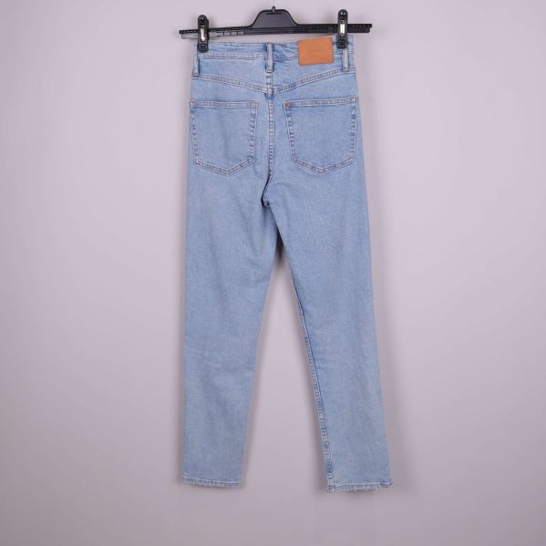 Ljusblå jeans med två bakfickor och beige detalj