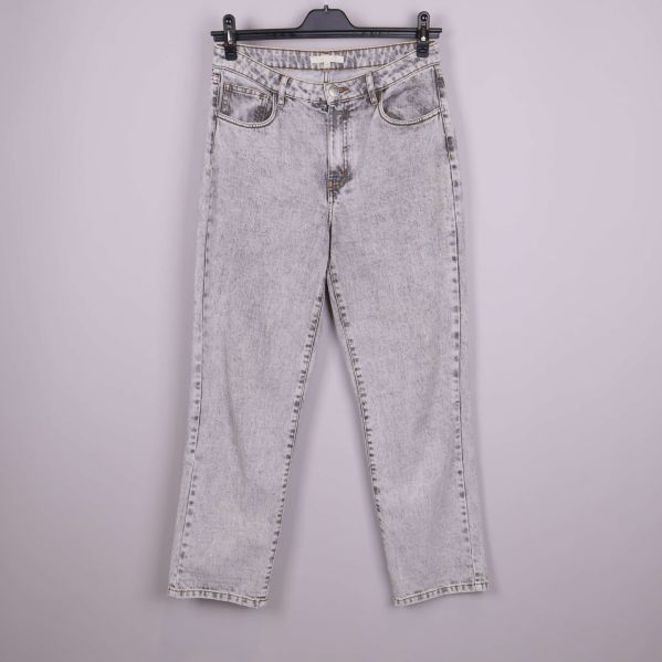 Acid wash jeans framifrån med raka ben och fem fickor