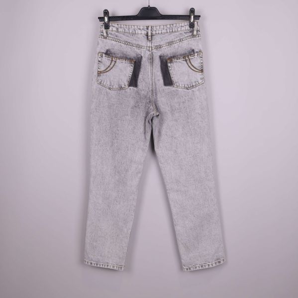 Jeans baksida med fickdetaljer i acid wash-tyg