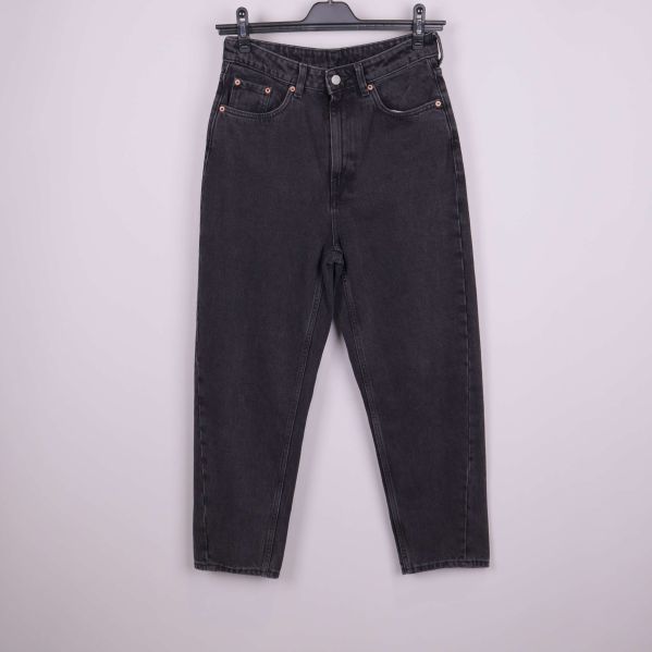 Svarta jeans med raka ben framifrån på galge