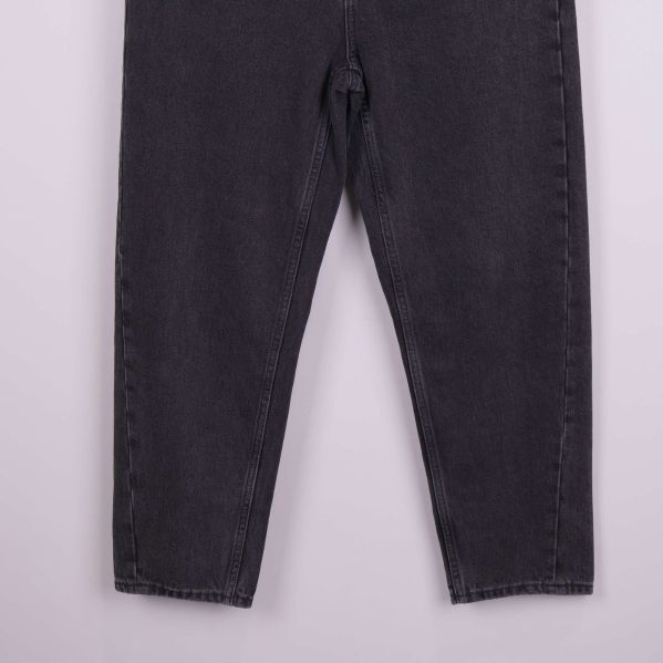 Nedre delen av raka svarta jeans