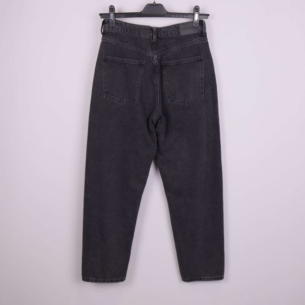 Svarta jeans med raka ben bakifrån på galge