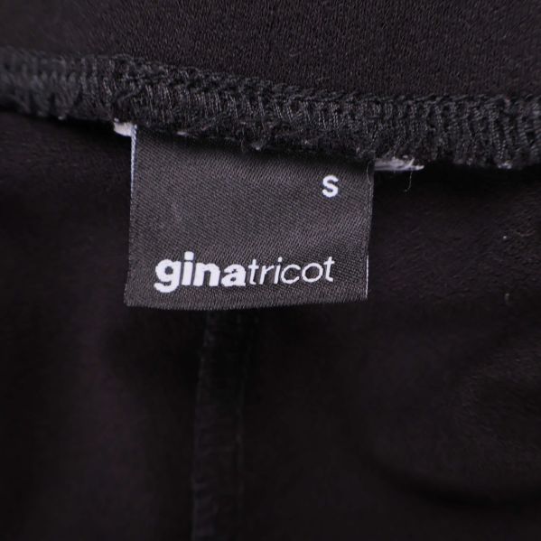 Närbild på etikett från gina tricot med storlek S