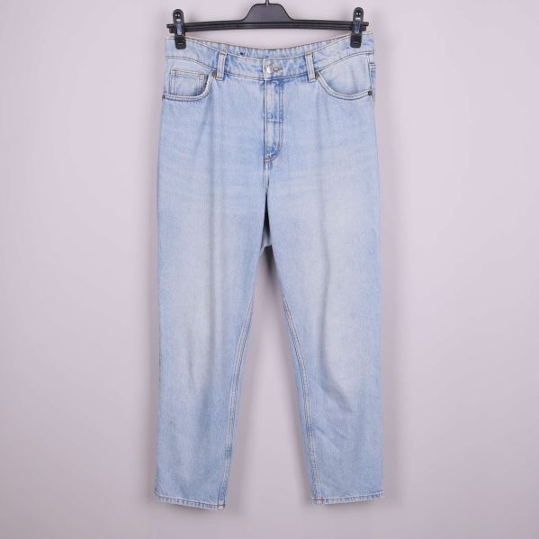 Jeans med balloon leg och hög midja framifrån