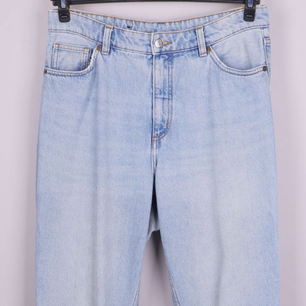 Närbild på midja och fickor framtill på jeans