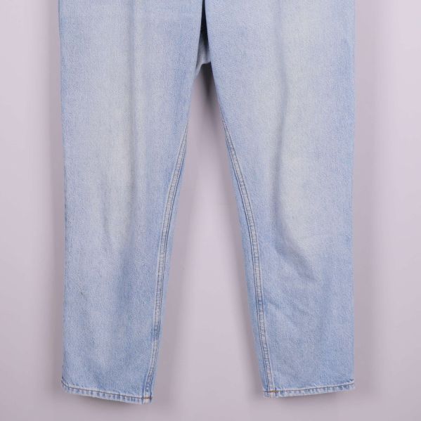 Närbild av benen på ljusa jeans med balloon leg