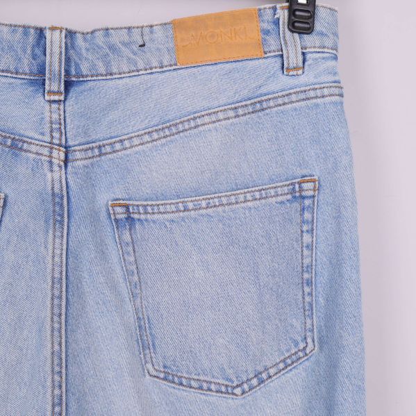 Närbild av bakficka och monki-lapp på jeans