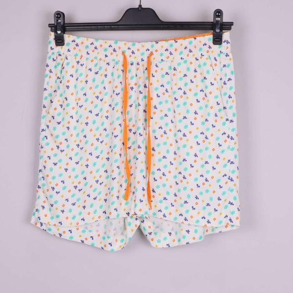 Baksidan av långärmad blommig pyjamastopp framhävs