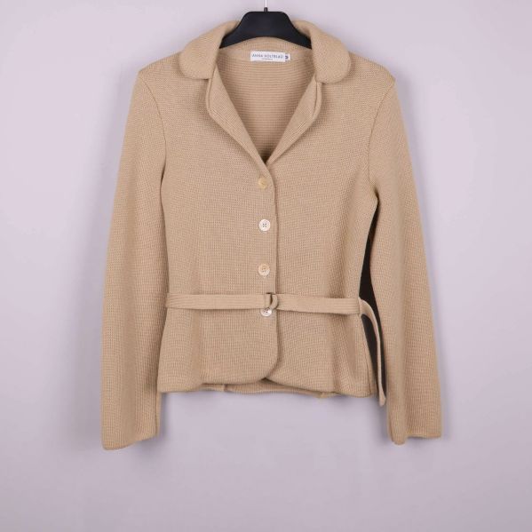 Beige stickad kavaj med bälte och tre knappar framifrån