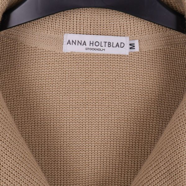 Närbild på etikett Anna Holtblad Stockholm storlek M