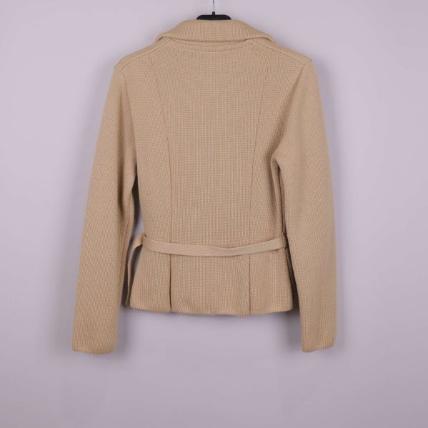 Beige stickad kavaj sedd bakifrån med strukturstickning