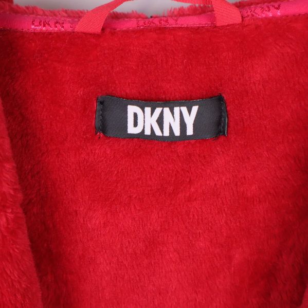 Närbild på DKNY-logga i nacken av morgonrock