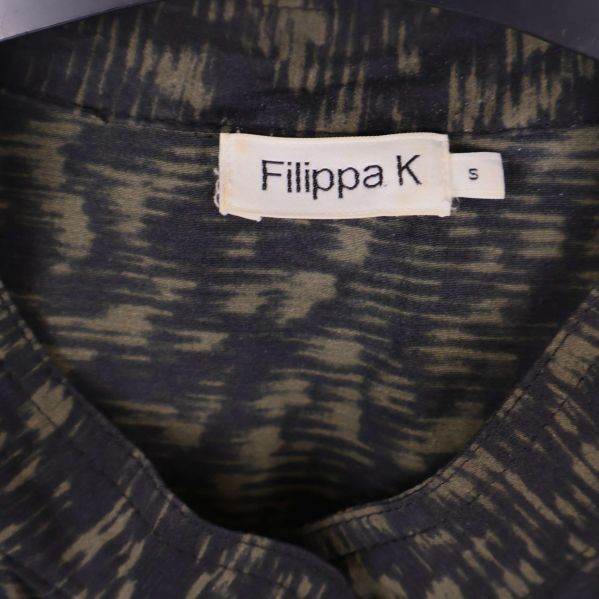Närbild på Filippa K etikett i skjortklänningen