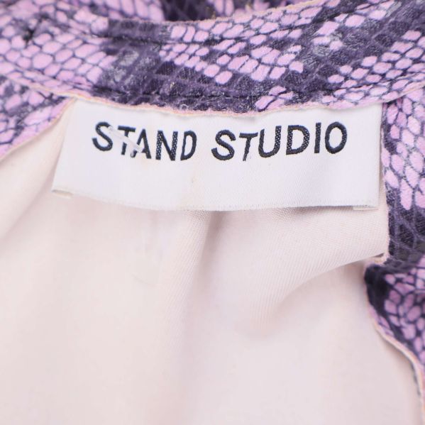 Närbild på Stand Studio-märket i nacken