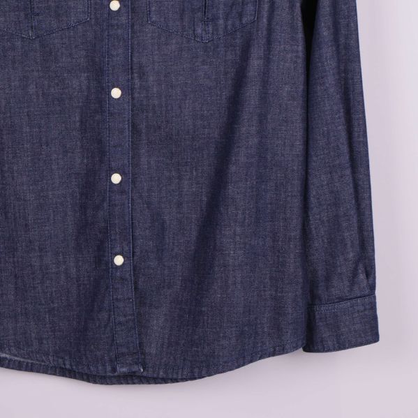 Ärm och nederkant på denimskjorta i närbild