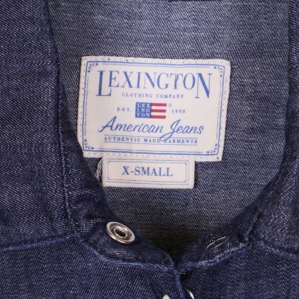 Närbild på Lexington-etikett i blå denimskjorta