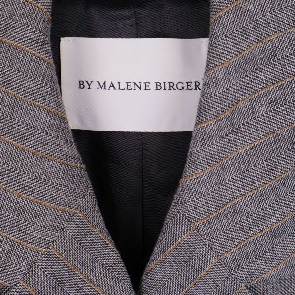 Närbild av By Malene Birger logotyp i nacken