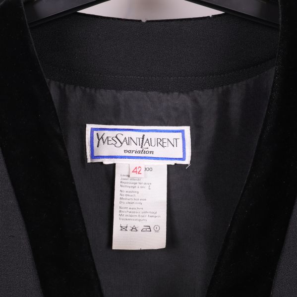 Närbild på Yves Saint Laurent-märke och storleksetikett