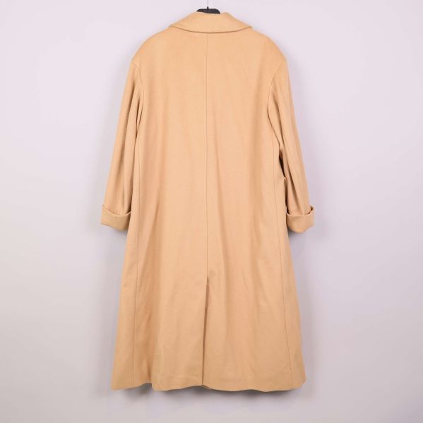 Beige lång rock av ull bakifrån