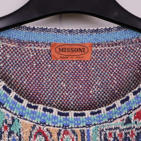Närbild på Missoni-märkt etikett vid halsringningen