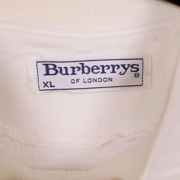 Närbild på Burberrys etikett och storlek XL i halsen